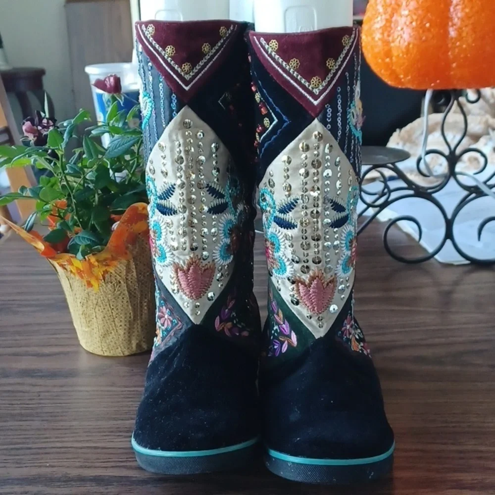 Sugar SIZE 6.5 Embroidered & Sequin Black slip on Sneaker Boho Hippie Boots